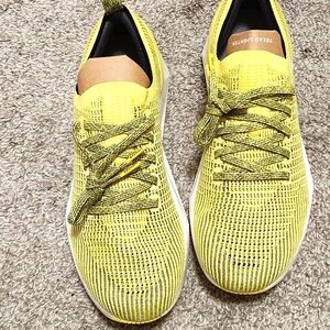 Tennis shoes